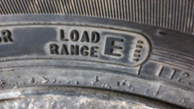Pneus 10 plies sur des rimes 16  GMC 10 ply tire on 16 rimes in Tires & Rims in Bathurst - Image 3