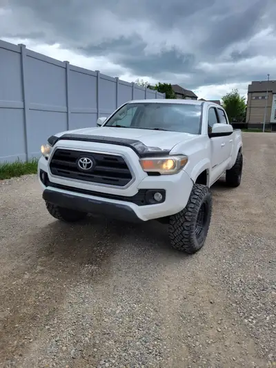 2016 Toyota Tacoma SR5 4x4. Truck runs and drives great. 4x4 works good. Has a leveling kit and new...