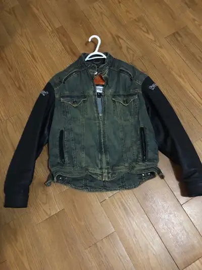 Voici une veste de moto Icon élégante et robuste, parfaite pour tout passionné de moto. Cette veste...