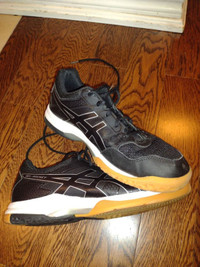Men's Asics Size 9 running shoe/court shoe