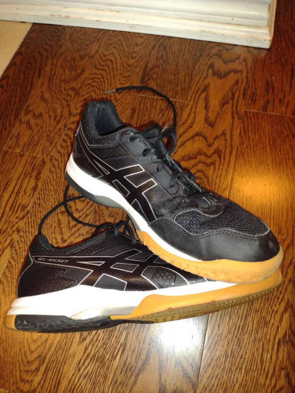 Men's Asics Size 9 running shoe/court shoe in Men's Shoes in Hamilton