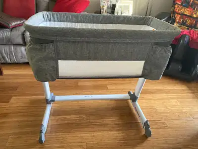Delta Children De Bed Deluxe Bassinet 31" X 35.5" Ajustable Their First Bed Z-shaped base slides und...