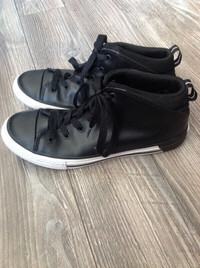 Converse All Star Chuck Taylor leather shoes; souliers chaussure