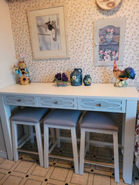 Sidebar Counter with 3 Stools