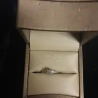 Engagement ring. 10 k white gold. Three diamonds.