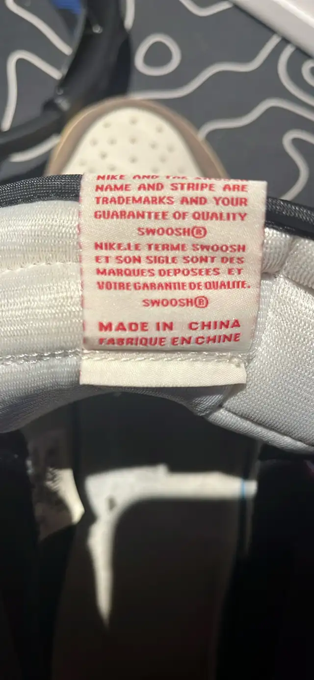 Air jordan 1 Travis Scott 9,5 Used in Men's Shoes in Lévis - Image 7