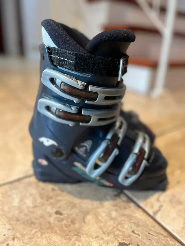 23.5 ski boots (5.5 men's) in Ski in Kingston - Image 4