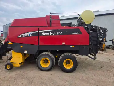 New Holland BB940A Roto-Cut Square Baler High-spec 3x3 baler located in Shelburne. Equipped with cro...