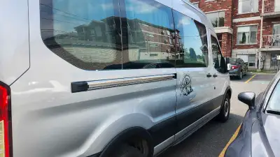 Ford Transit 250, 2019 fini campeur . 74,000 kilomètres Panneau solaire, plug sur le côté pour se br...