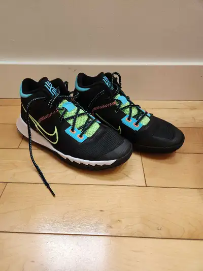 Selling a brand new pair of Nike Kyrie Flytrap 4 runners/shoes in black/lime glow - size 6 (youth)....