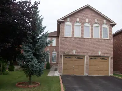 Located in a prime location in a court, close to Heartland Center, 10 min from Square one mall and 1...