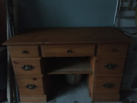 Bureau solide en pin a 7 tiroirs/ 7 drawer solid pine desk