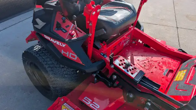 Used Gravely ZT HD 52" Zero Turn Mower in Lawnmowers & Leaf Blowers in Stratford - Image 7