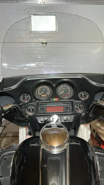 Offrez-vous le plaisir de rouler avec style et stabilité sur ce superbe Harley-Davidson trike 2007,...