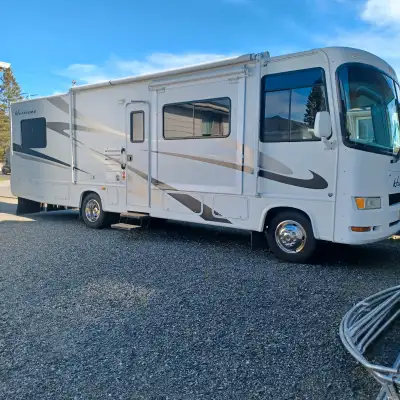 Nice clean class A Only 2 owners 6.8L V10 on an F51 Chassis Has the rare twin bed option with new ma...
