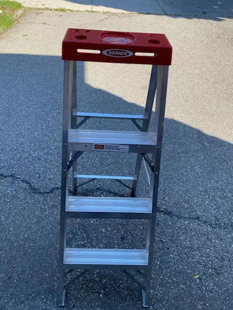 WERNER 4 FOOT STEP LADDER in Ladders & Scaffolding in Oakville / Halton Region - Image 2