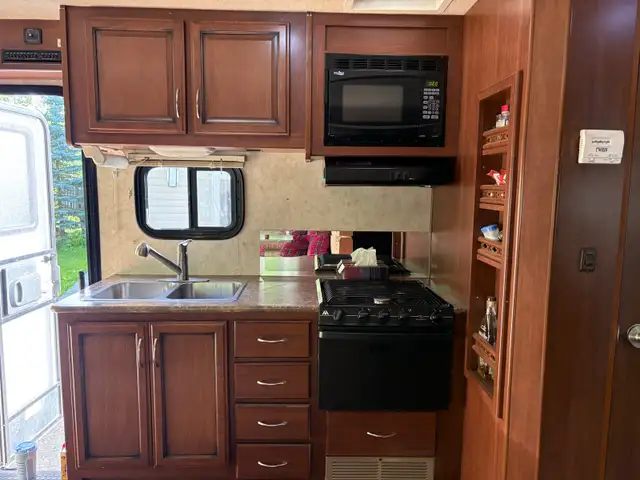 2012 28’ Class A Motorhome in RVs & Motorhomes in Grande Prairie - Image 6