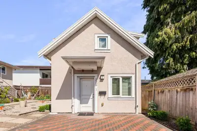 Beautiful built 1-bedroom laneway home in South Vancouver Welcome to this bright and modern two-leve...