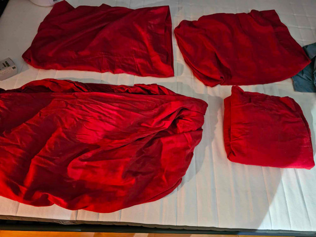 Ensemble de draps rouge (cerise) Linen Chest (taille Queen) dans Literie  à Ville de Montréal