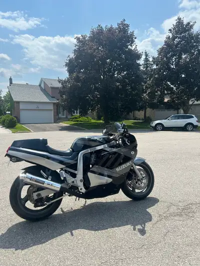 Here is your chance to purchase a truly iconic 1989 Suzuki GSXR 750 Super Bike. 100% all original no...
