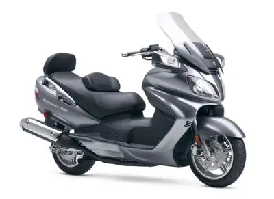 Moto à peine rodée, bas kilométrage. Modèle Exécutive full équipé: **Siège & poignée chauffants **Mi...