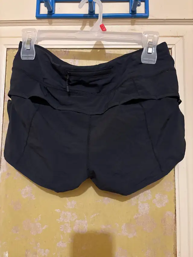 Lululemon Running Shorts sz4 XS in Women's - Bottoms in City of Toronto - Image 3