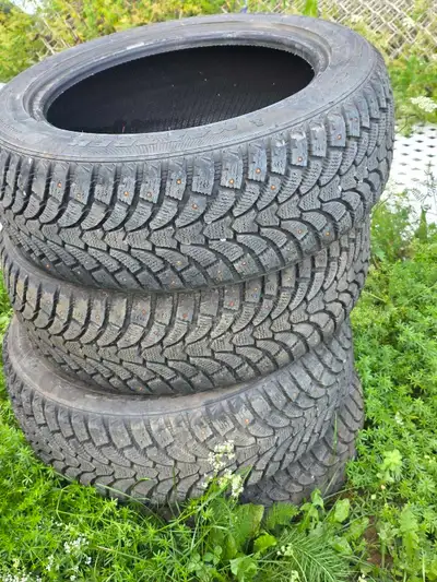 Pneus cloutés rouler un demi hiver. Grandeur 185/55/R15 demande $300 pour les 4