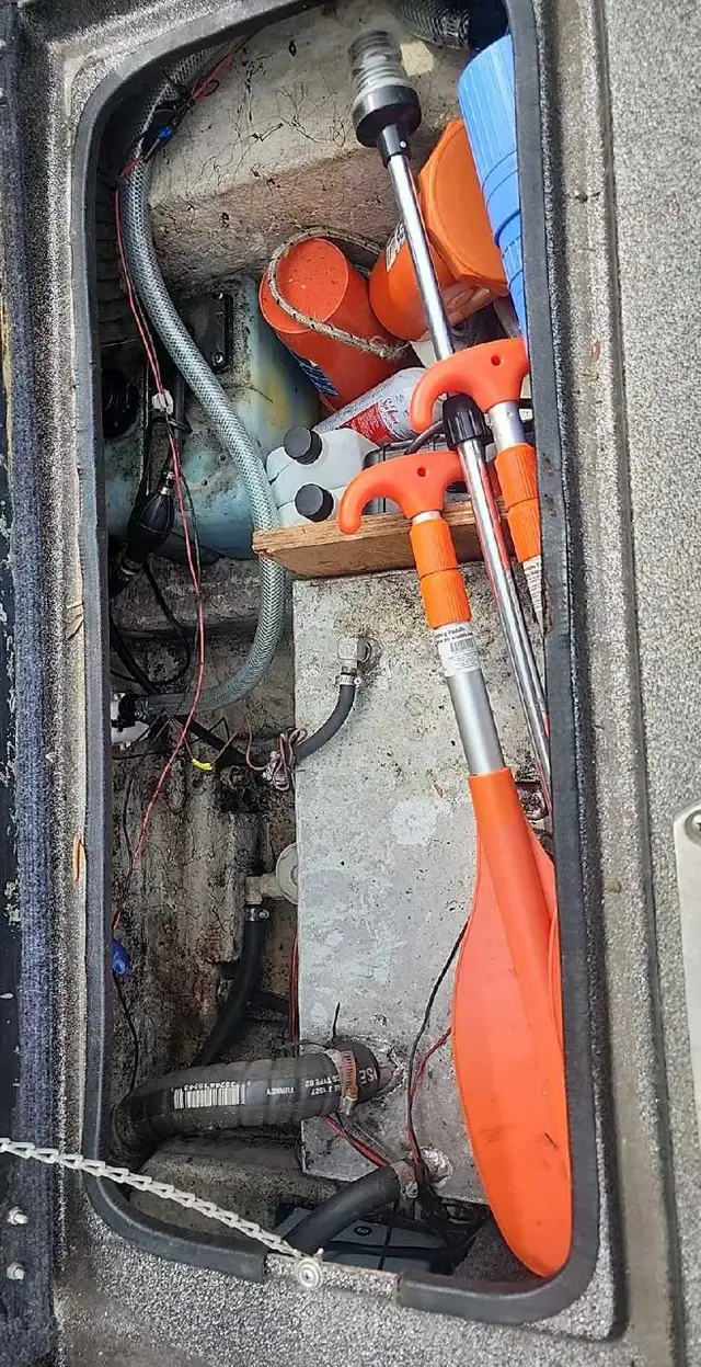 1989. 17 Charger bass boat in Personal Watercraft in Hamilton - Image 9
