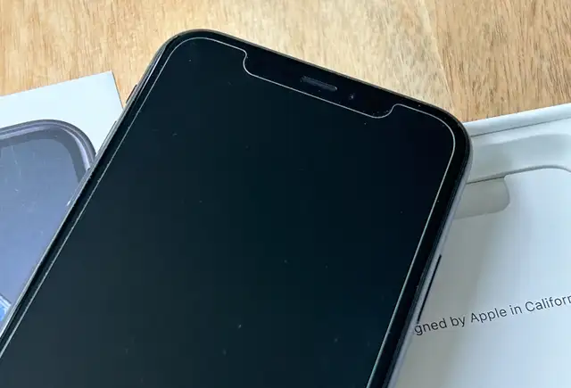 iPhone XR 64GB Black with Soft Shell Wood Grain Case in Cell Phones in Ottawa - Image 7