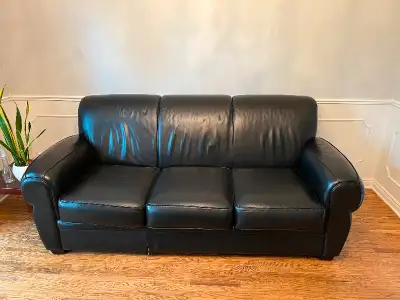 Black leather couch for sale - in great condition we simply don’t use and doesn’t match our other fu...