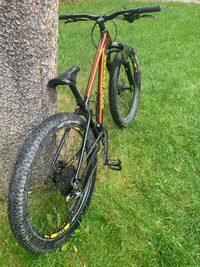 I am selling a used Rocky Mountain Growler JR 26, which is in great condition. This mountain bike fe...