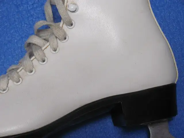 BAUER Figure Skates Size-8 (Inner Length 24cm/9.5'') Dwight in Skates & Blades in Muskoka - Image 8