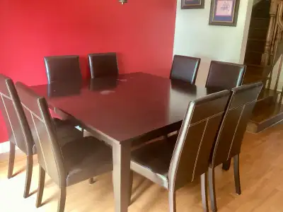 Table 60X60 (voir photo #3 pour imperfections) 8 chaises Couleur: brun foncé Disponible maintenant