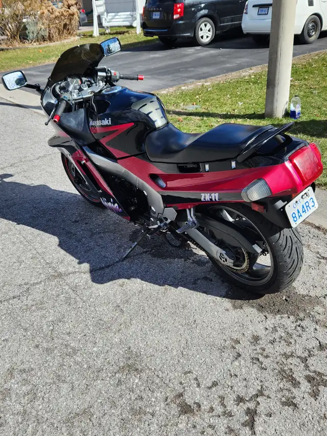 1991 Kawasaki Ninja ZX11 in Sport Bikes in Trenton - Image 4