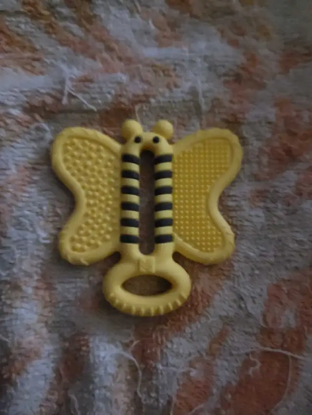 Malarkey Kids Bee Toothbrush Teether.  in Toys in Oshawa / Durham Region - Image 2