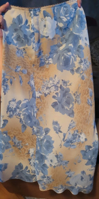 *worn once* Laura Petites long floral skirt Sml