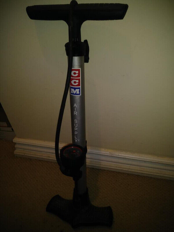 CCM Air Supply floor stand pump with gauge in Clothing, Shoes & Accessories in Mississauga / Peel Region