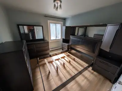 Superbe ensemble de chambre à coucher en bois massif a vendre, View more