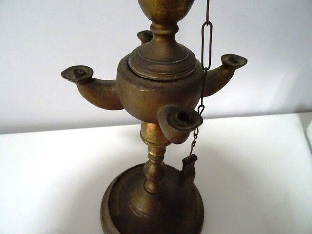 antique WHALE OIL LAMP middle east 4 wick / arm WITH CUTTER in Arts & Collectibles in Hamilton - Image 4