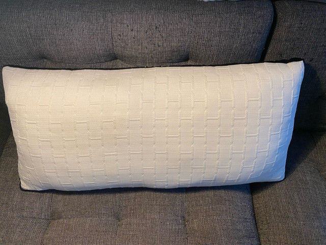 Hush Hybrid Adjustable Cooling Pillow - King in Bedding in City of Toronto - Image 3