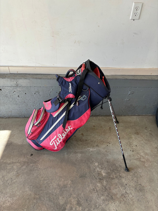 Titleist Stand Bag with Rain Hood in Golf in Strathcona County - Image 2