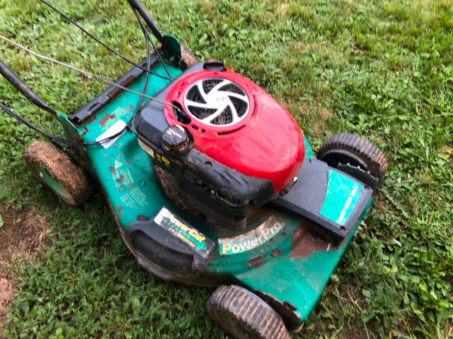 GAS LAWN MOWER in Lawnmowers & Leaf Blowers in Moncton