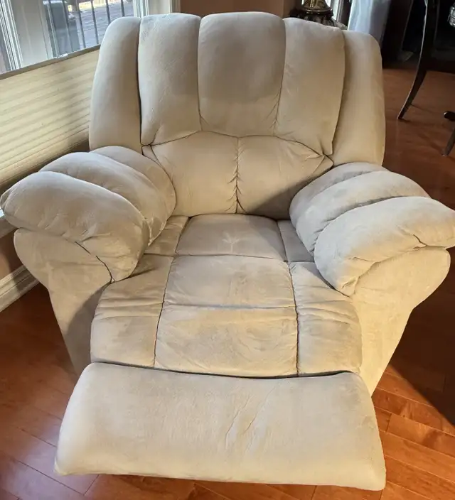 3-piece Reclining Couch Set in Couches & Futons in Kingston - Image 9