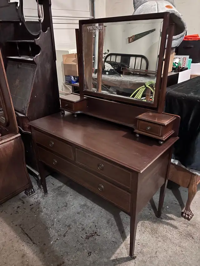 Antique vanity in Dressers & Wardrobes in Calgary - Image 2