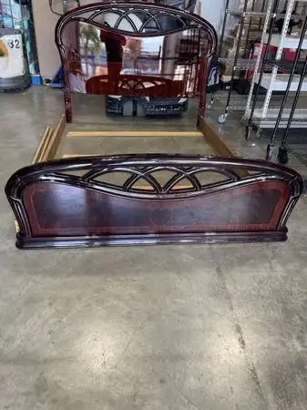 QUEEN SIZE LACQUERED BEDFRAME W/RAILS in Beds & Mattresses in Delta/Surrey/Langley - Image 3