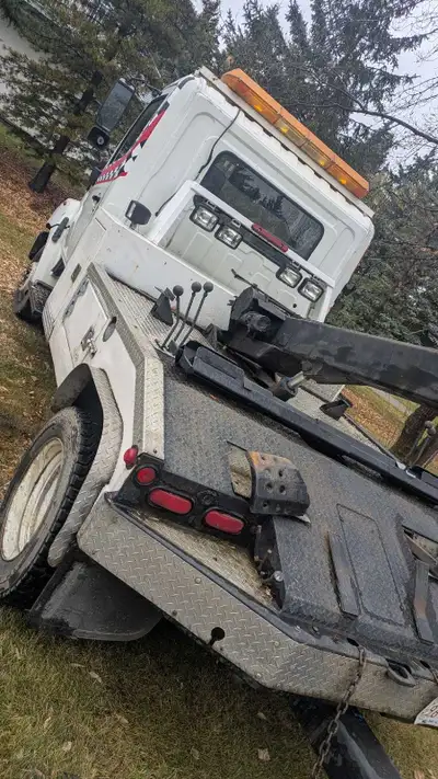 2007 Heavy duty tow truck with 5.9L Cummins engine only 377000km with a dolly . Automatic, diesel ,...