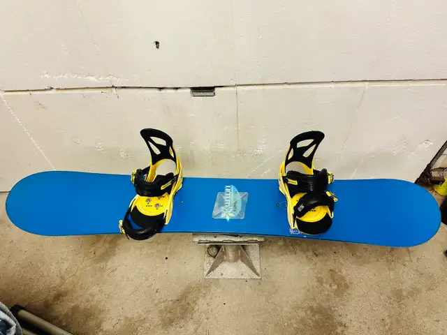 Burton snowboard 156 cm with Burton Mission medium bindings in Snowboard in Markham / York Region - Image 4