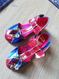 Snow White shoes size 11_12.....fits seven years old girls