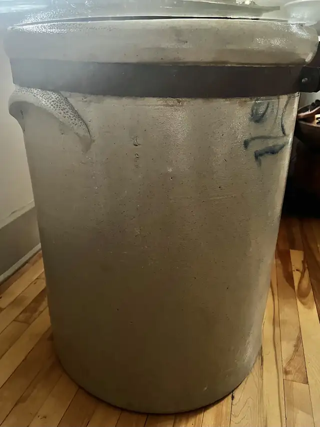 crock table in Other Tables in Windsor Region - Image 5