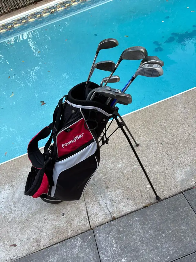 women’s right handed golf clubs and bag  in Golf in Guelph - Image 2